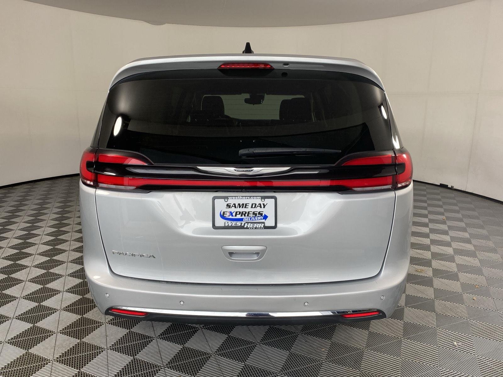 Used 2024 Silver Mist Clearcoat Chrysler Touring L image 17