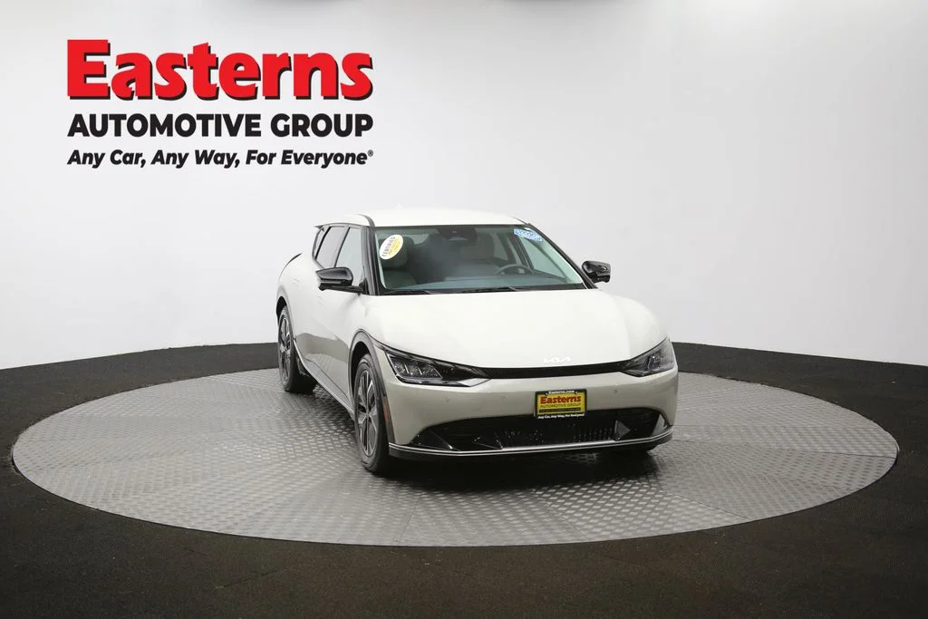 Used 2022 White Kia Wind image 53