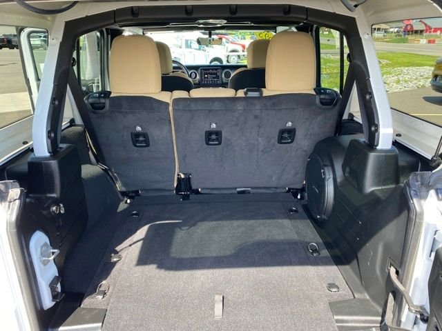 Used 2023 White Jeep Sahara image 17