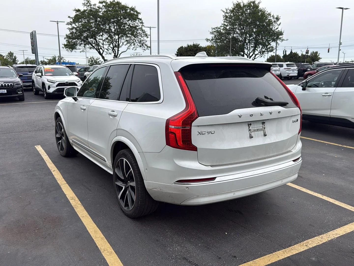 Used 2023 Crystal White Metallic Volvo Plus image 5