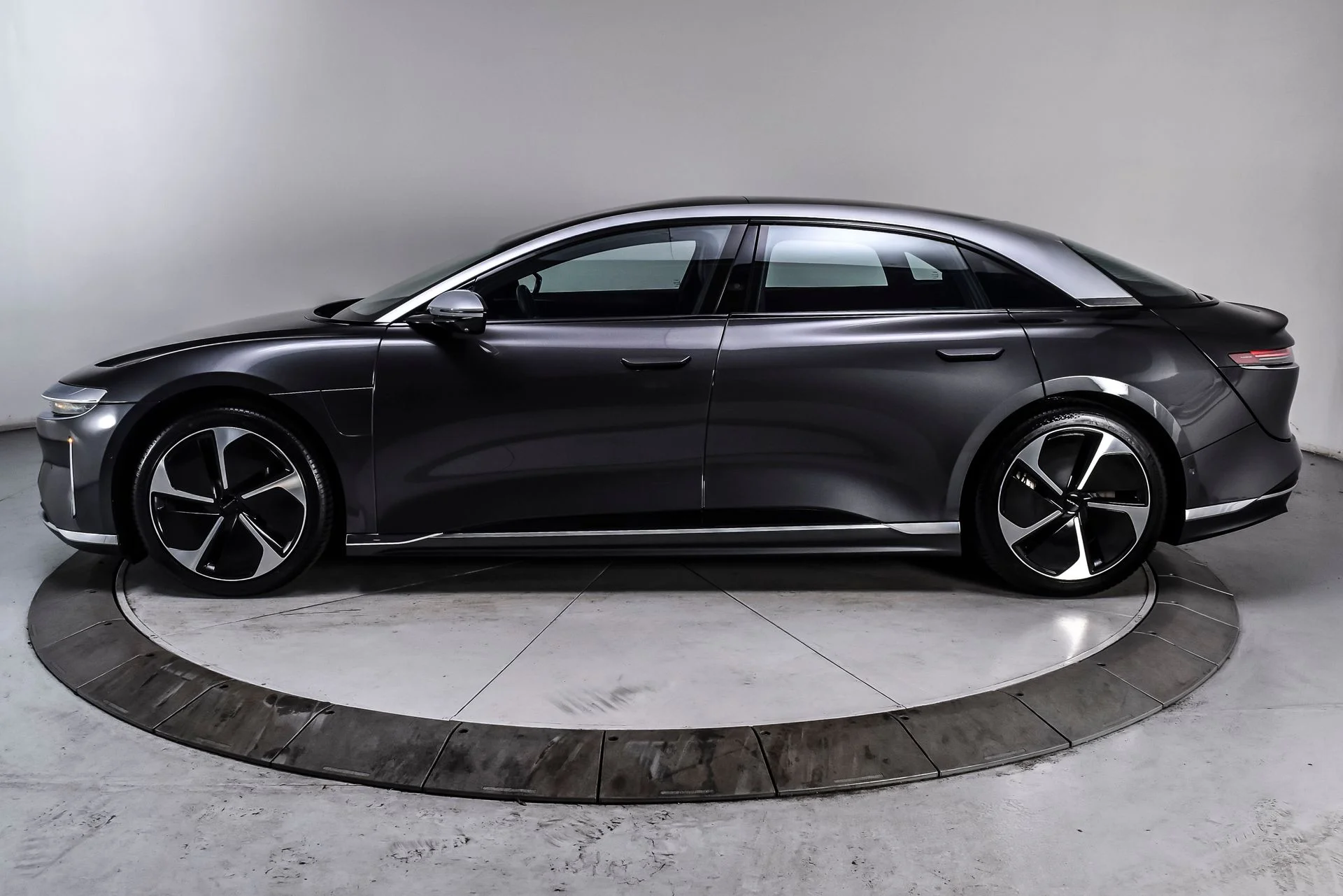 Used 2023 Quantum Gray Metallic Lucid Grand Touring image 3