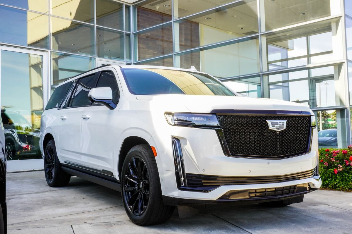 Used 2024 White Cadillac Sport Platinum image 4