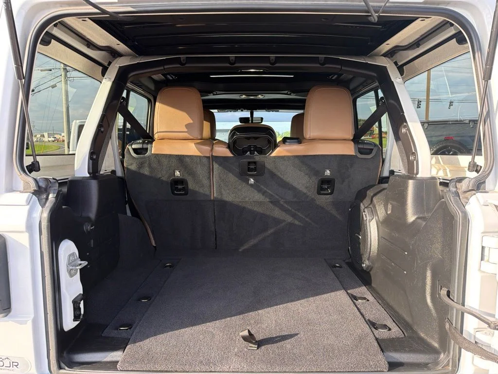Used 2020 White Jeep Unlimited Sahara image 10