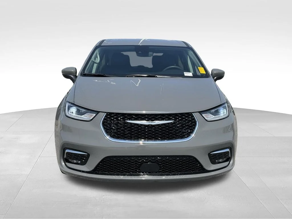 Used 2023 White Chrysler Touring L image 8