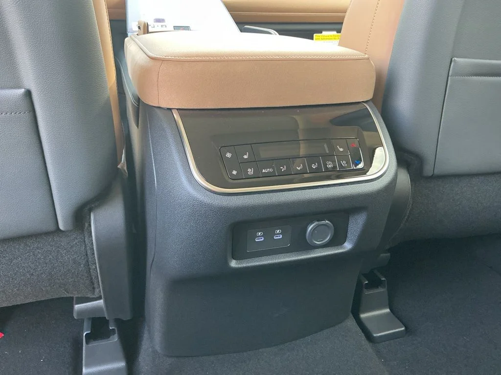 New 2026 RADIANT WHITE INFINITI Luxe 4WD image 25