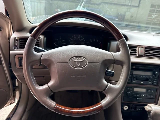 Used 2001  Toyota LE image 17