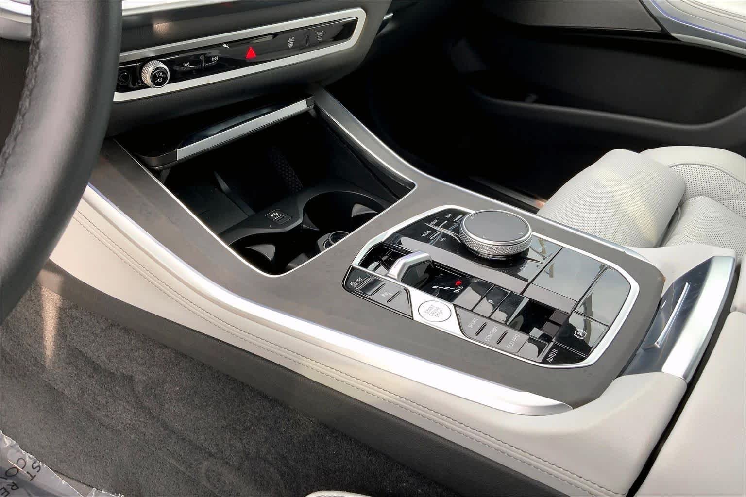 Used 2025 Alpine White BMW sDrive40i image 17