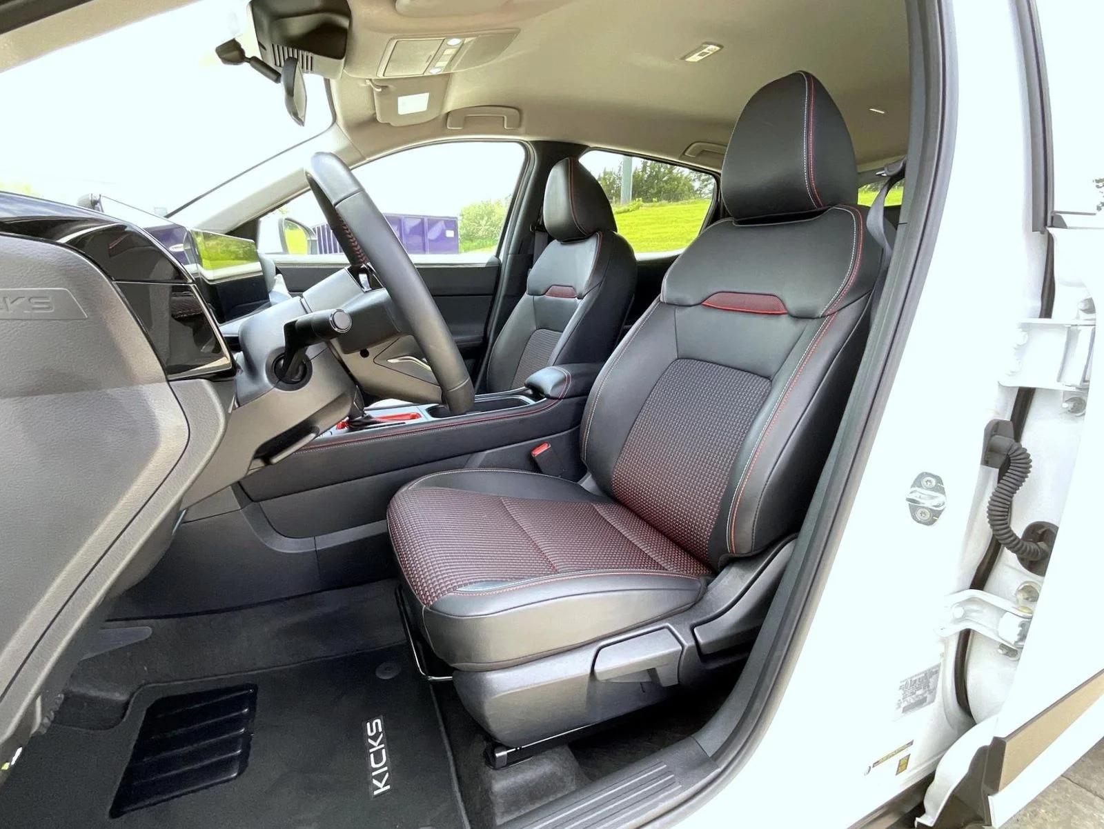 Certified Used 2025 White Nissan SR image 10