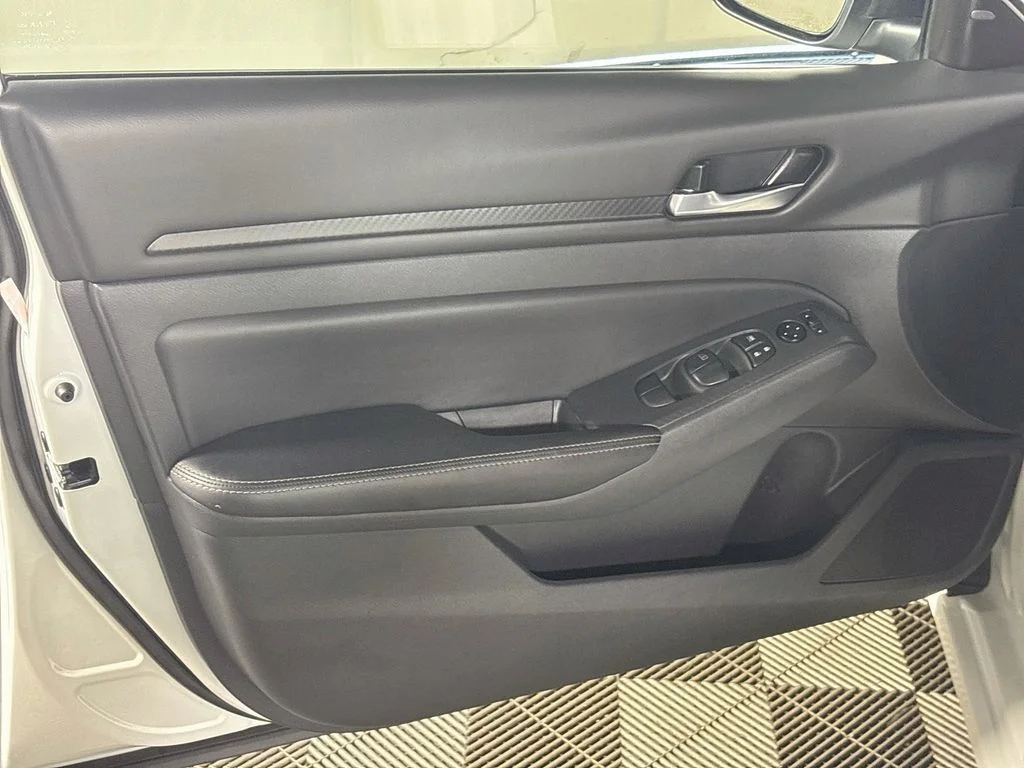Used 2025 White Nissan 2.5 SV image 10