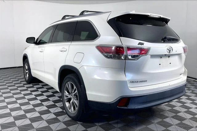 Used 2015 White Toyota XLE V6 image 2