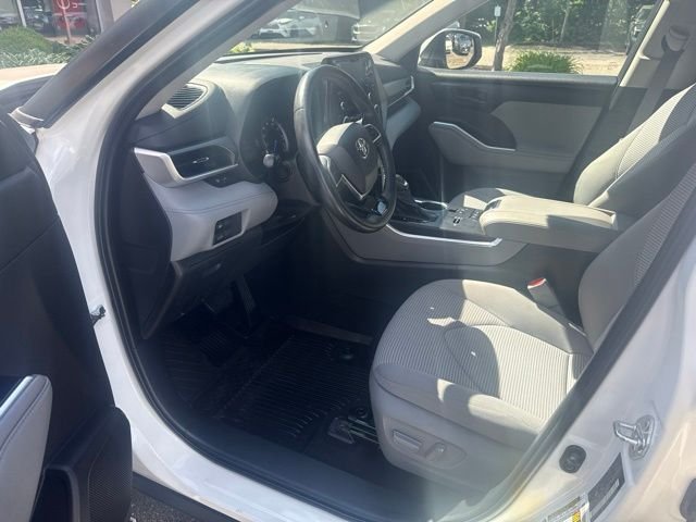 Used 2021 White Toyota LE image 14