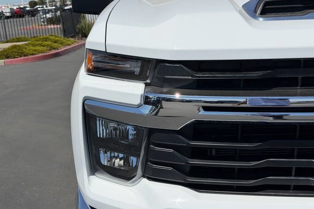 Used 2025 Summit White Chevrolet LT image 4