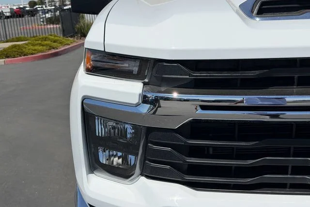 Used 2025 Summit White Chevrolet LT image 4