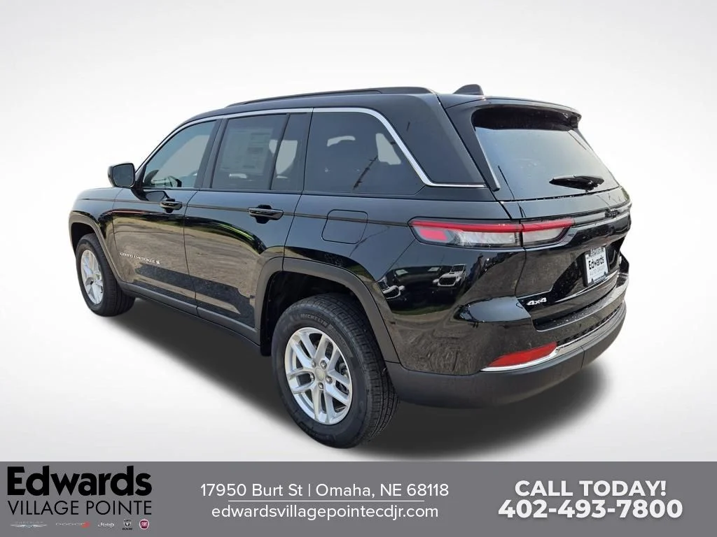 New 2026 Diamond Black Crystal Pearl-Coat Exterior Paint Jeep Laredo X image 5