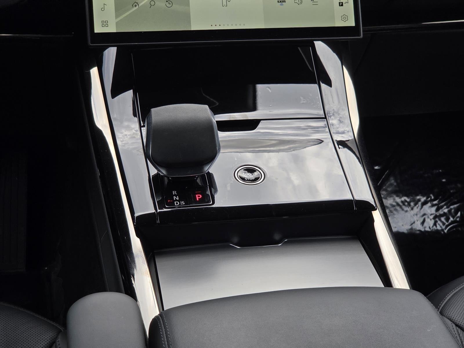 Used 2025 Fuji White Land Rover SE image 17