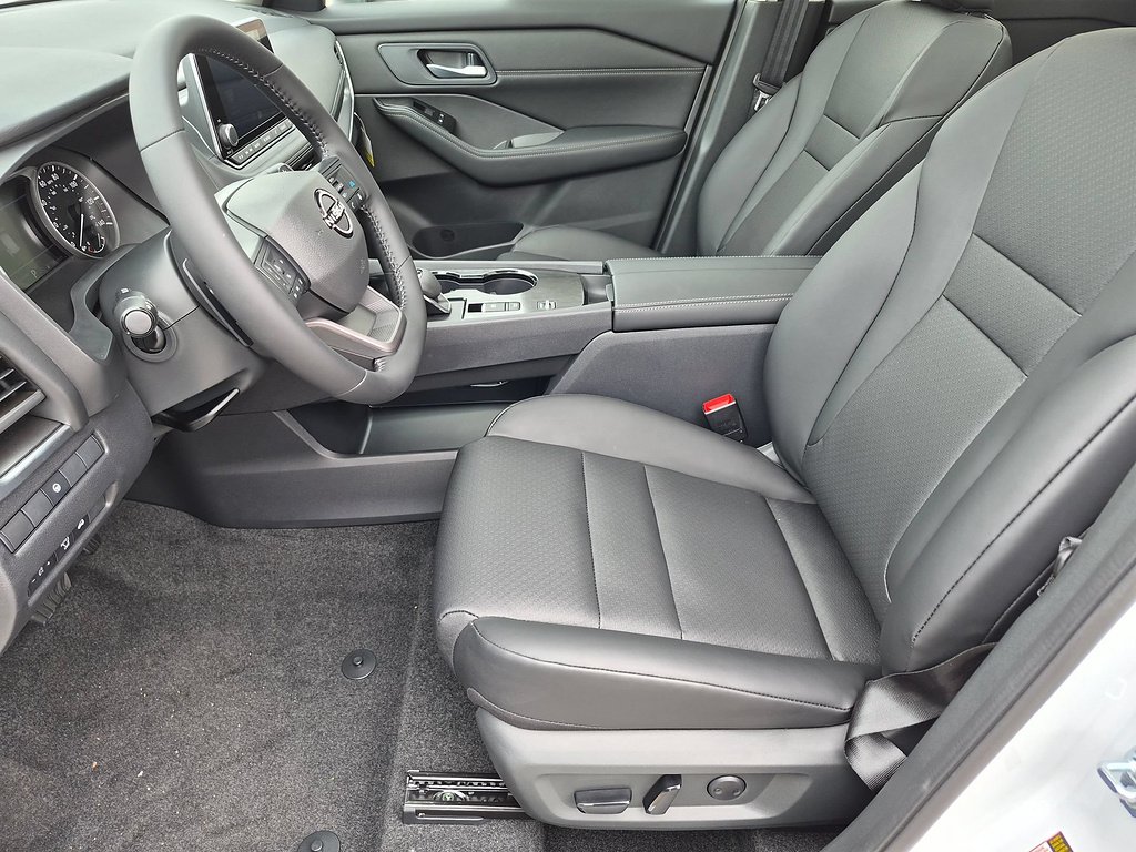 New 2026 Everest White Pearl TriCoat Nissan Dark Armor™ image 22