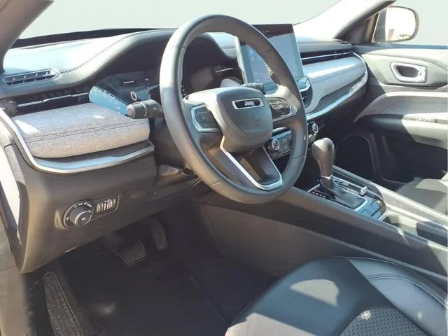Used 2024  Jeep Latitude image 8