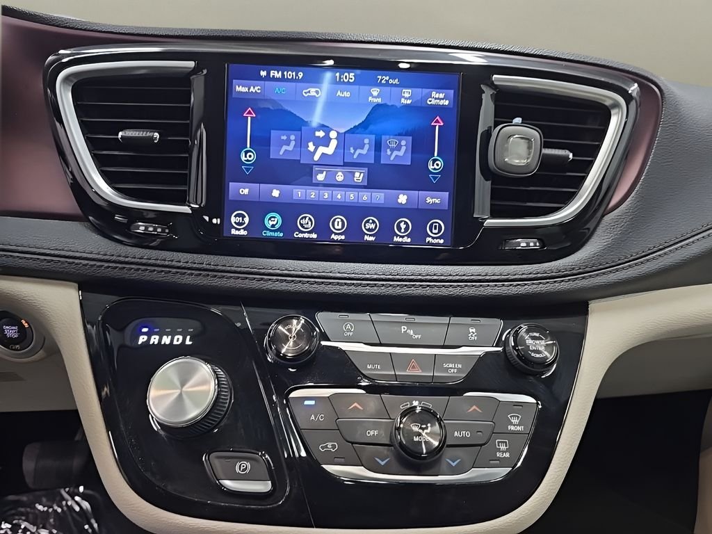 Used 2018 Gray Chrysler Limited image 28