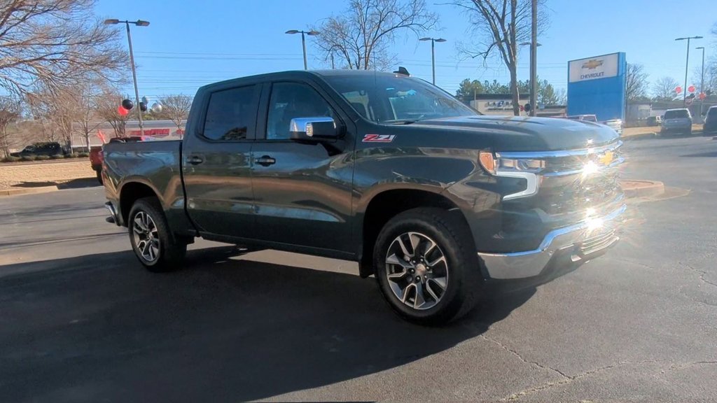 2025 Chevrolet Silverado 1500 LT photo 2