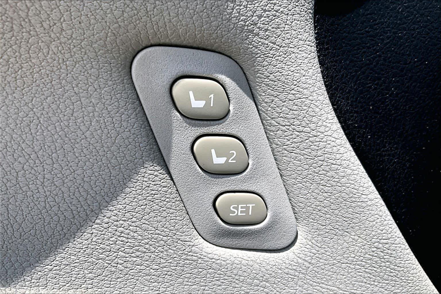 Used 2013 Blizzard Pearl Toyota Limited image 32
