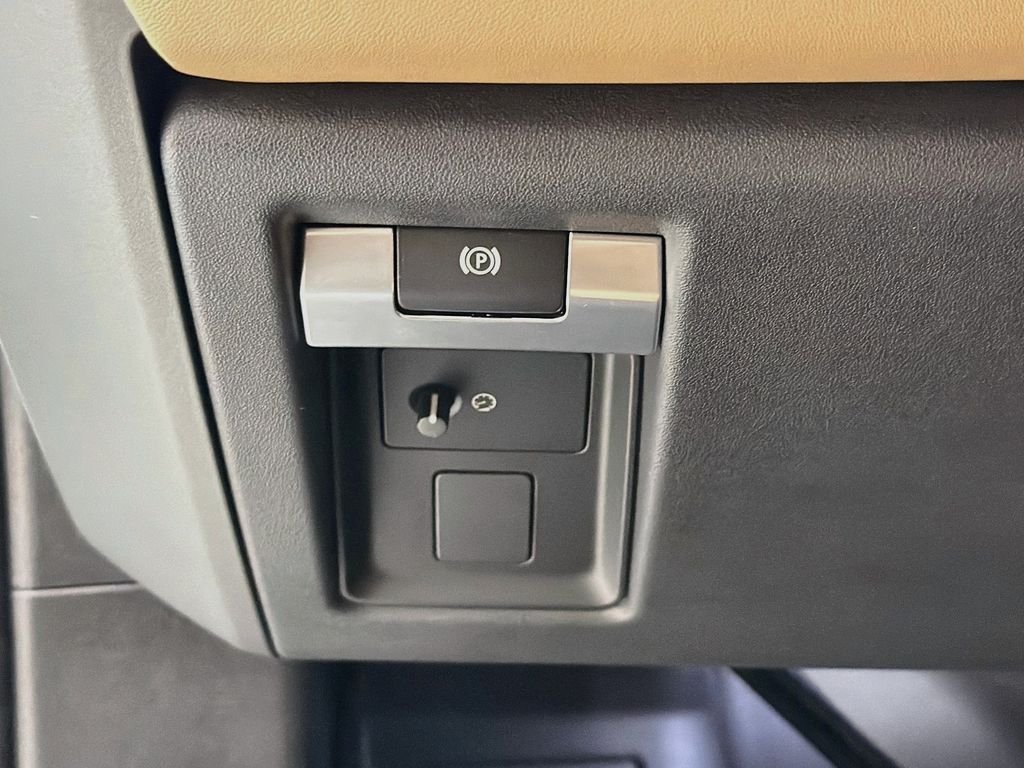 New 2026 Fuji White Land Rover X-Dynamic SE image 10