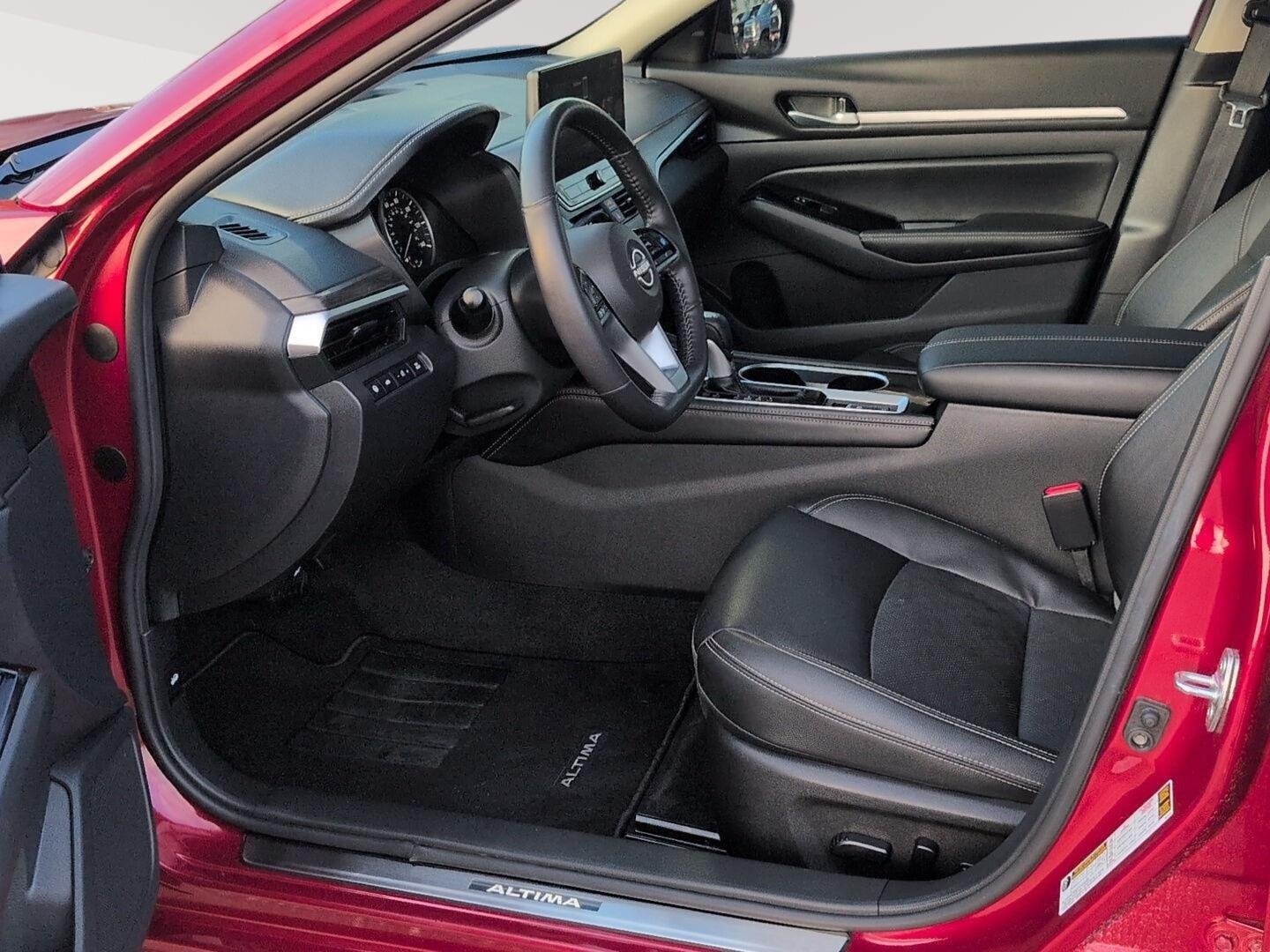 Used 2025 Scarlet Ember Nissan SL image 3