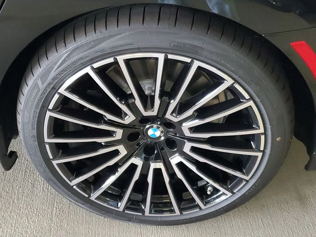 New 2026 Black BMW M70 image 5