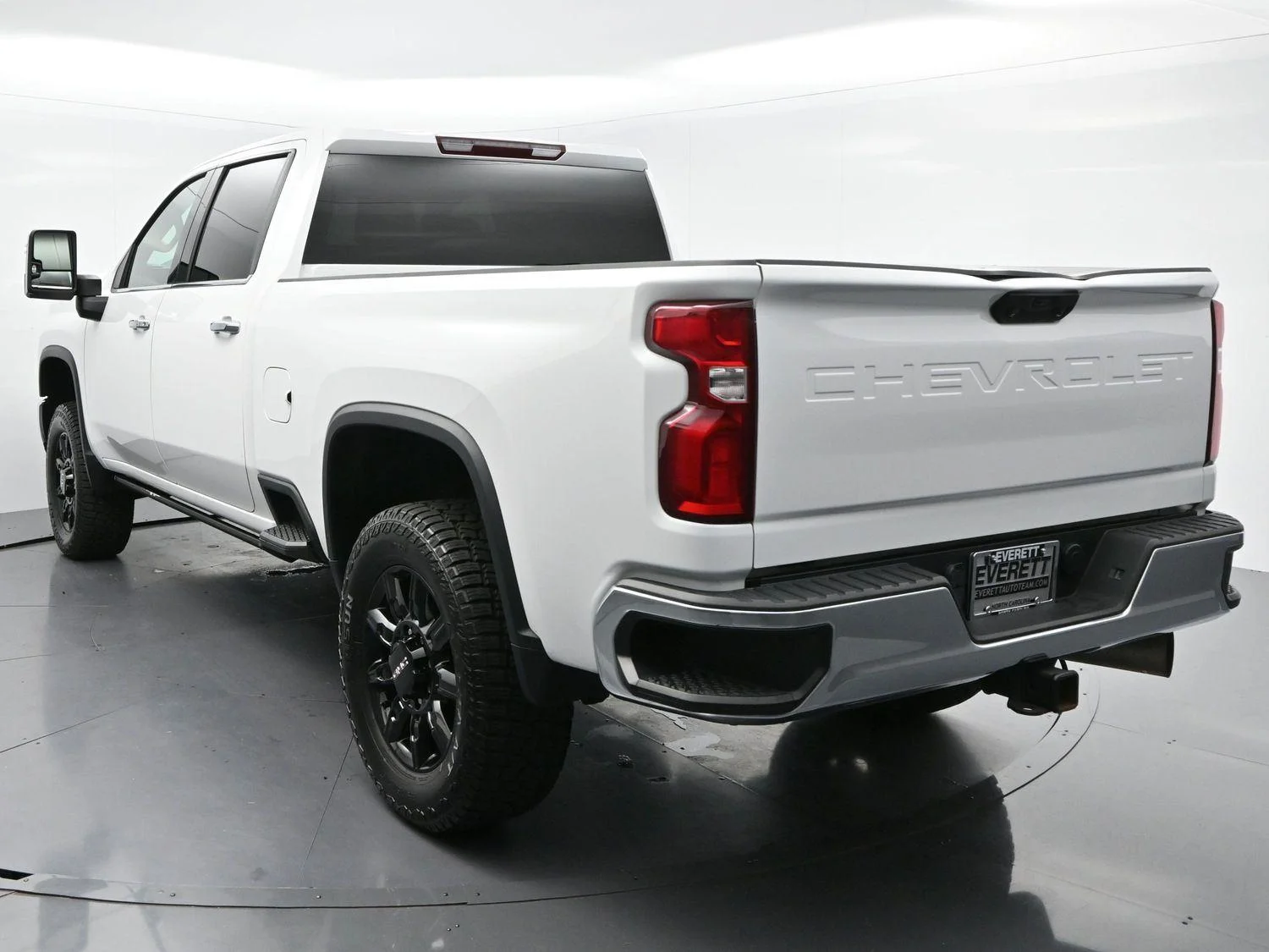 Used 2024 Summit White Chevrolet LTZ image 6