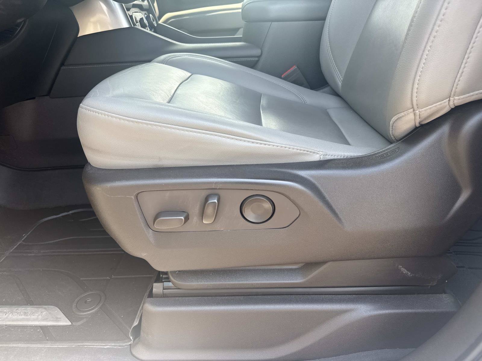 Used 2022 White Chevrolet Z71 image 16