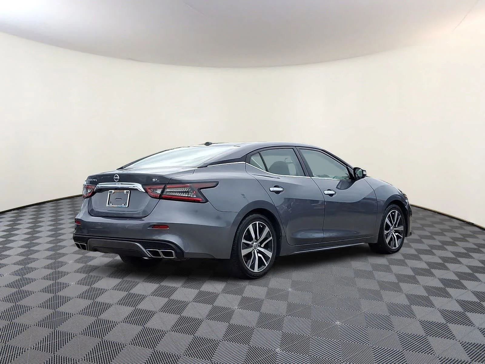 Used 2019 Gun Metallic Nissan SL image 5