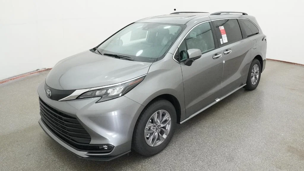 2026 Toyota Sienna XLE 8-Passenger Hybrid FWD's photo