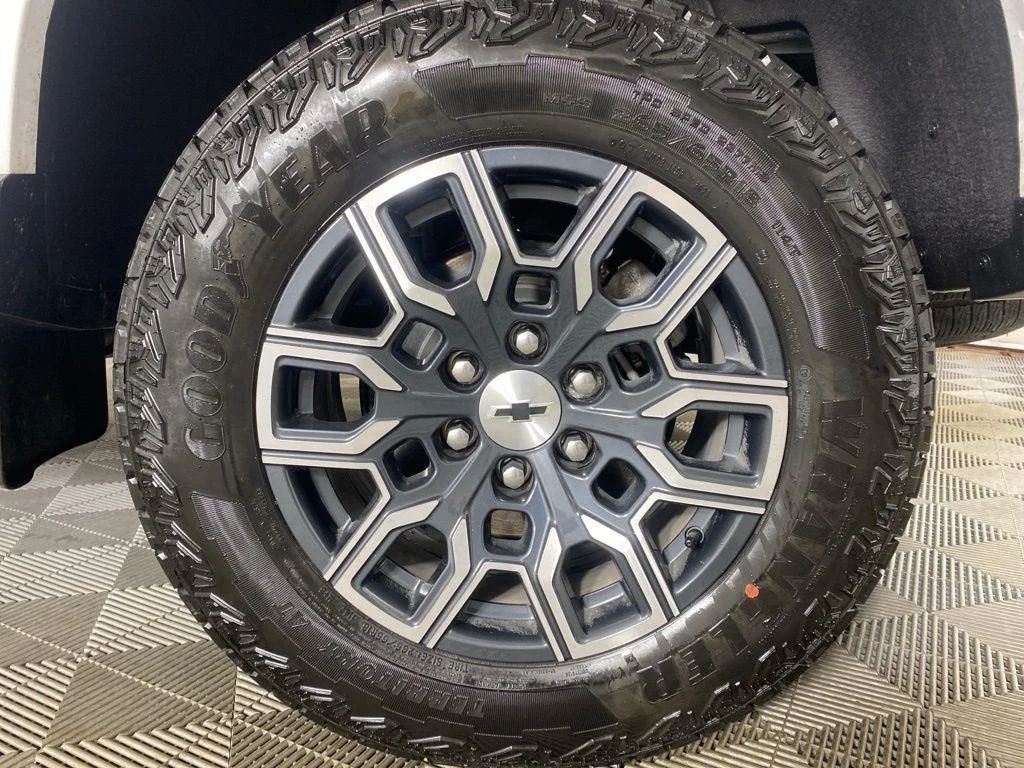 New 2026 Summit White Chevrolet Z71 image 9