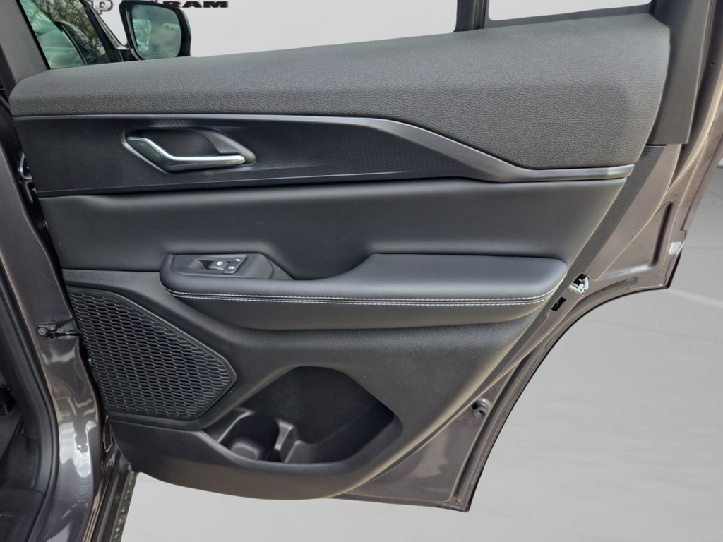 New 2025 Baltic Gray Metallic Clear-Coat Exterior Paint Jeep Altitude X image 41