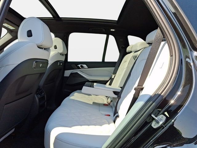 New 2026 Black Sapphire Metallic BMW xDrive40i image 9