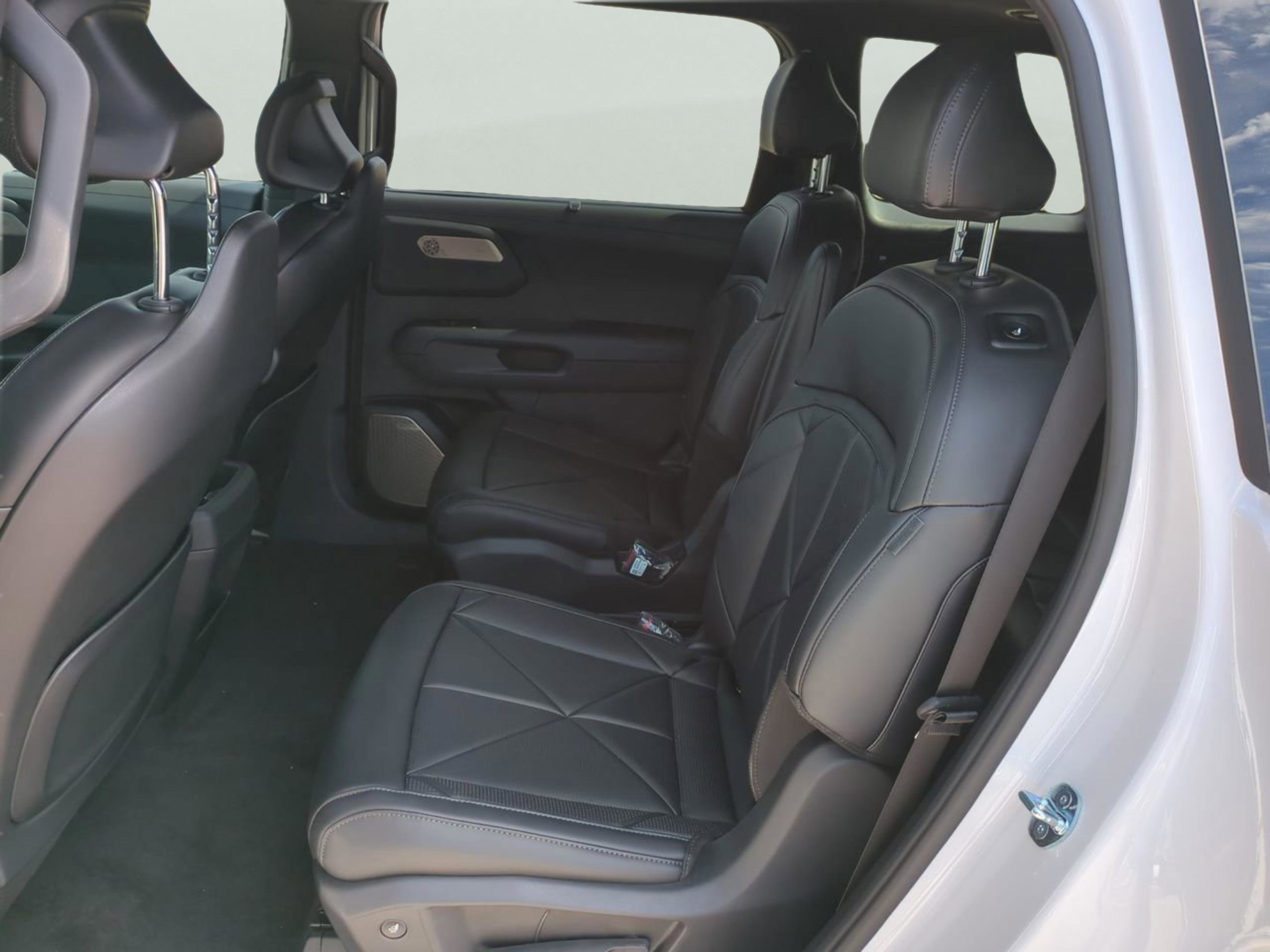 New 2027 Glacial White Pearl Kia SX image 17