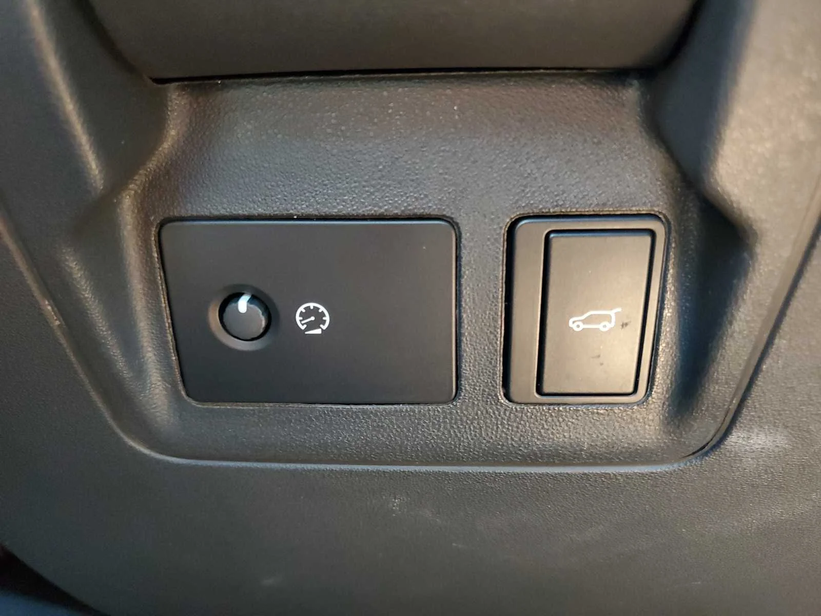 Used 2023  Land Rover R-Dynamic S image 21