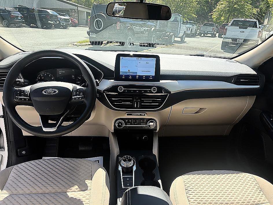 Used 2020 White Metallic Ford SE image 9