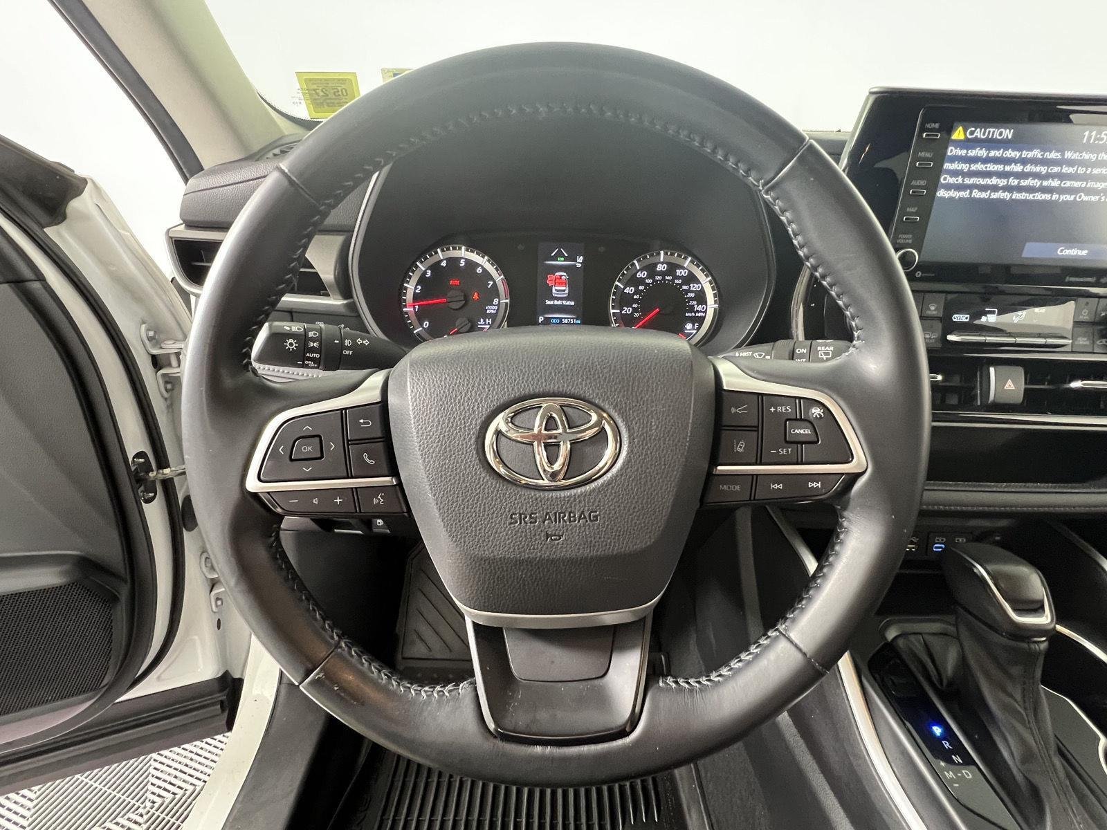 Used 2022 Wind Chill Pearl Toyota LE image 13