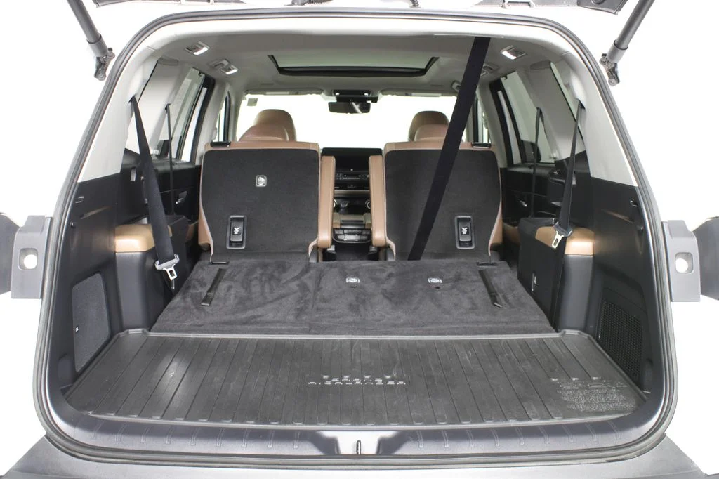 Used 2024 Pearl Toyota Platinum image 9