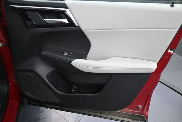 Used 2025  Mitsubishi SE image 13