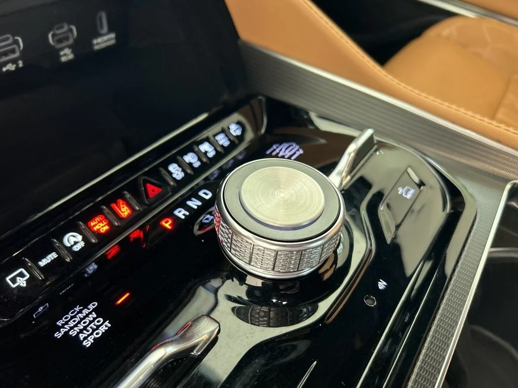 Used 2025 White/off-white Jeep Series III image 8