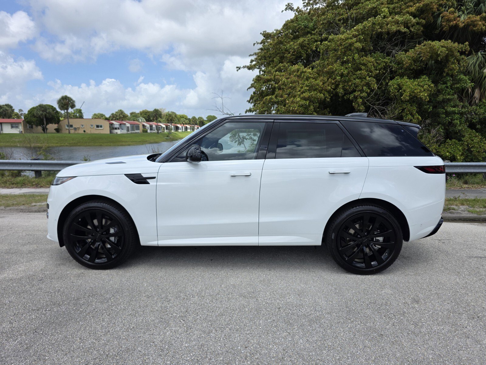 New 2026 Fuji White Land Rover P400 Dynamic SE image 7