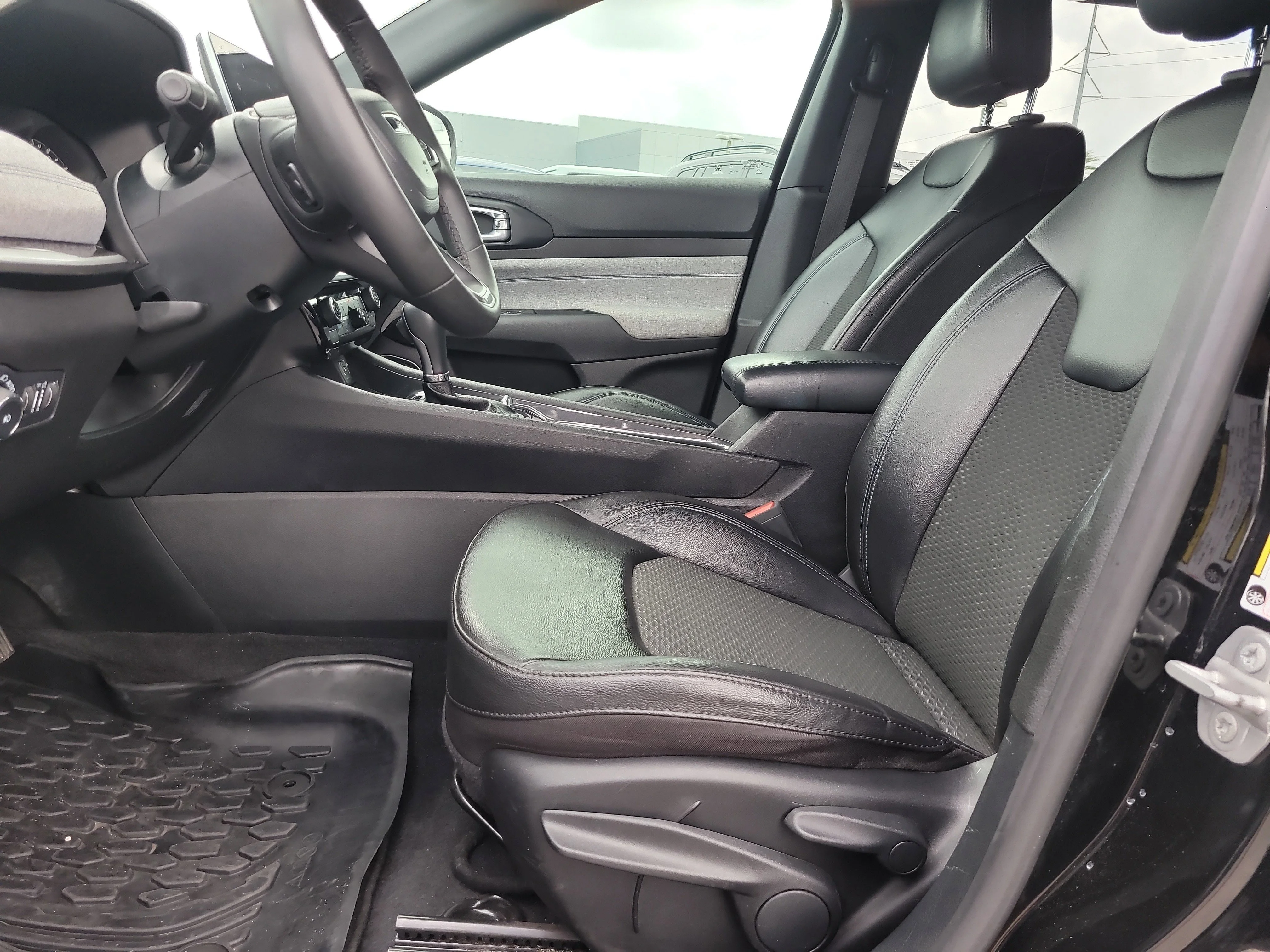 Used 2023 Diamond Black Crystal Pearlcoat Jeep Latitude image 17