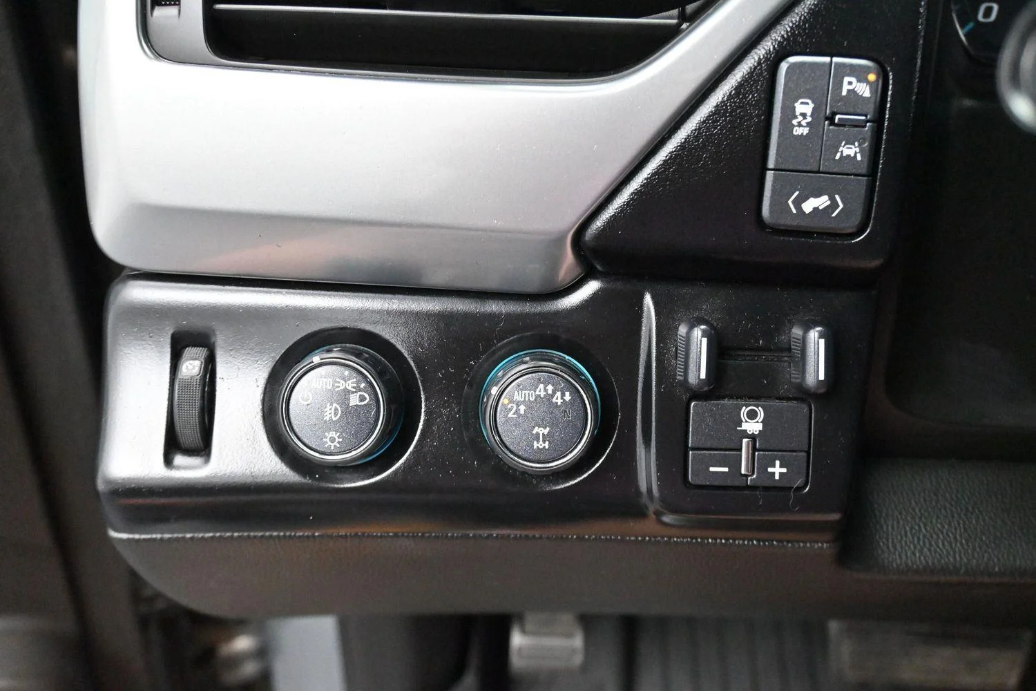 Used 2018 PEPPERDUST METALLIC Chevrolet LT image 25