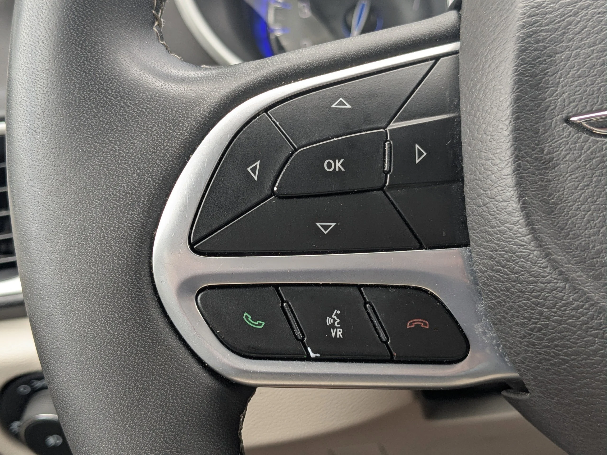 Used 2024 Diamond Black Crystal Pearlcoat Chrysler Touring L image 19