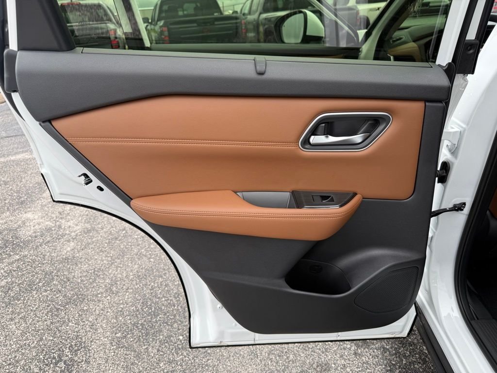 New 2026 Everest White Pearl TriCoat Nissan Platinum image 11