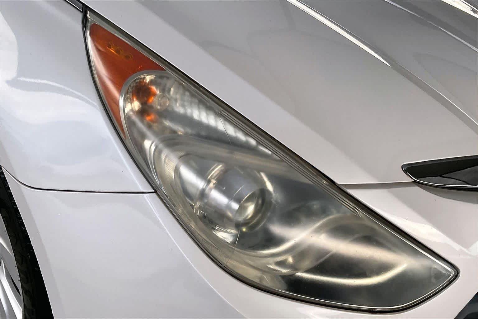 Used 2013 Porcelain White Pearl Hyundai  image 26