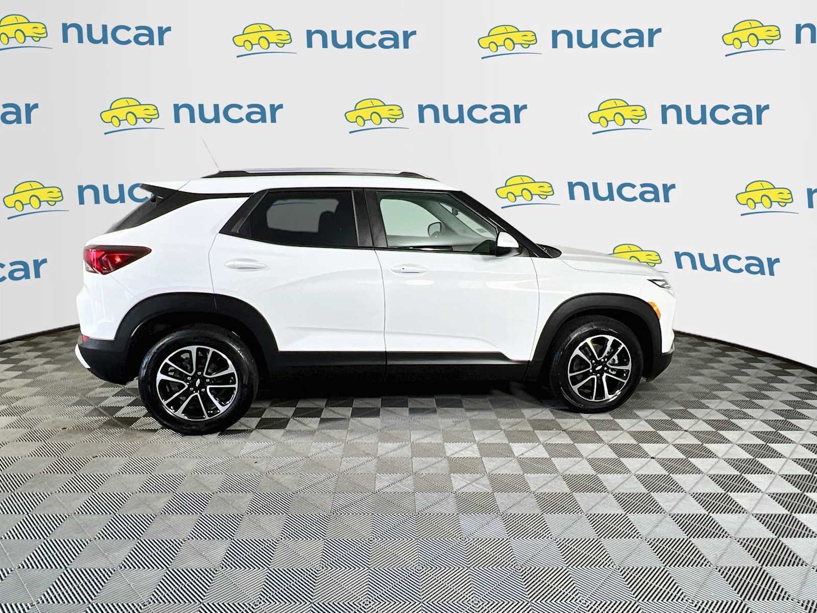 Used 2025 Summit White Chevrolet LT image 8