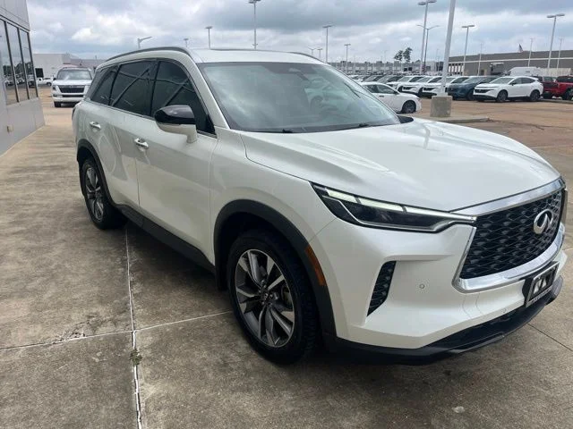 Used 2023 White INFINITI LUXE image 5