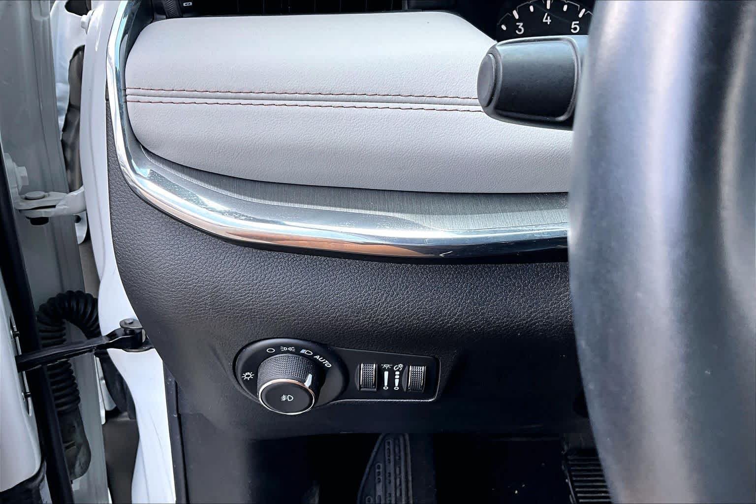 Used 2022 Bright White Clearcoat Jeep Limited image 32